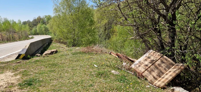 O canapea a fost aruncată pe marginea celui mai înalt drum din România Foto: Alin Ion