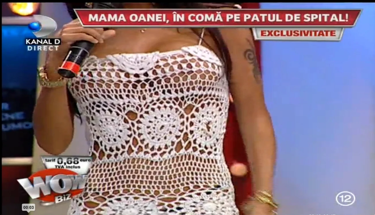 Sânii Oanei Zăvoranu se văd după dantela rochiei