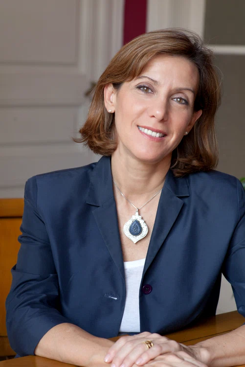 „Am vrut ca scriitorii să dezvăluie secrete“ – interviu cu Valerie MILES jpeg