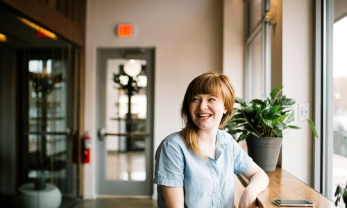 femeie fericita la birou jpg