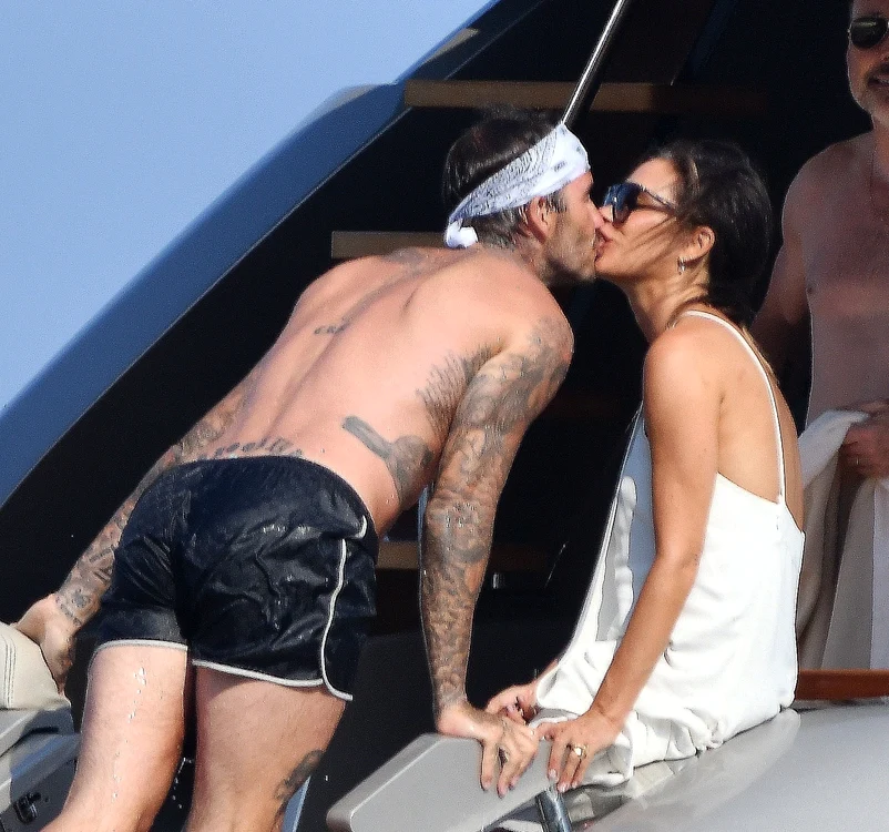 David Beckham şi familia sa s-au distrat pe cinste la bordul vasului deţinut de Elton John 