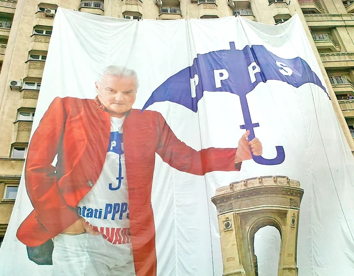 
    Irinel Columbeanu are trei bannere,  din care unul uriaş, în Piaţa Victoriei,  care l-au costat cel puţin 1.500 de euro (Fotografii: Dan Bistriţeanu)  