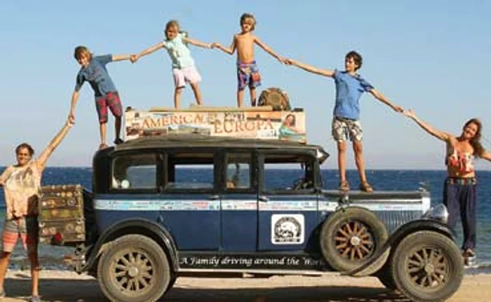 
    Cei şase membri ai familiei  Zapp au vizitat America,  Asia, Africa, iar acum  sunt în EuropaFoto: Facebook  