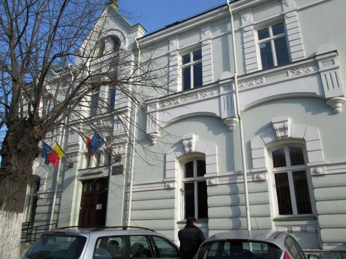 Într-una din camerele folosite de avocaţi va fi mutată arhiva Judecătoriei. Foto Adevărul