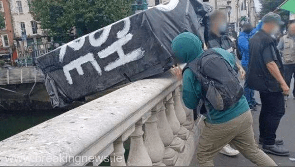 Marș de protest împotriva monarhiei britanice, la Dublin
