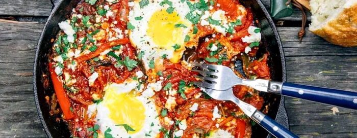 Shakshuka, un preparat pentru mic dejun, brunch şi prânz