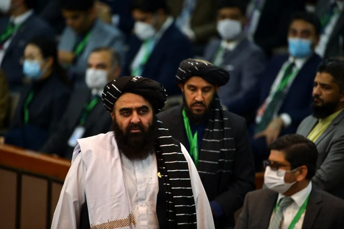 FOTO: AFP / Ministrul de externe taliban al Afganistanului, Amir Khan Muttaqi, la reuniunea specială a Organizaţiei Cooperării Islamice (OCI), la Islamabad, la 19 decembrie 2021.