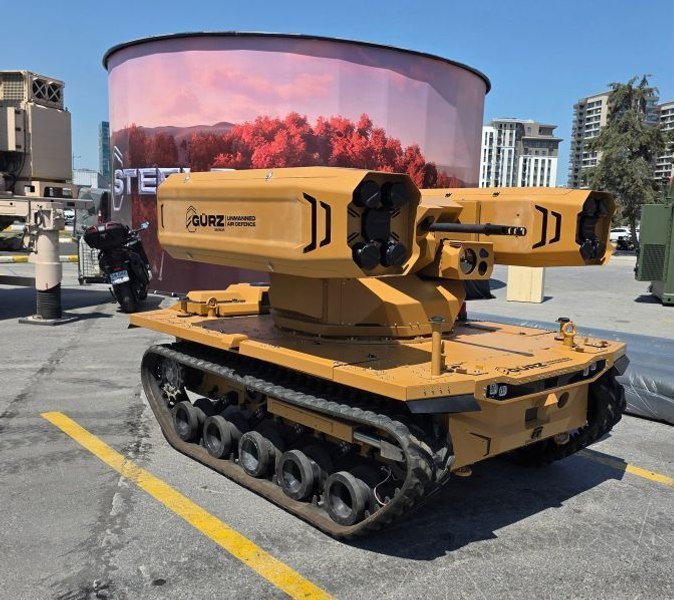GÜRZ, noul sistem autonom antiaerian dezvoltat în Turcia. Este echipat cu tunuri automate și rachete interceptoare