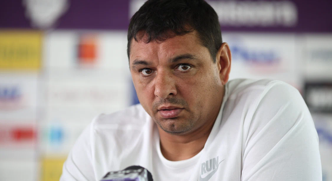 Ionel Ganea se roagă ca medicii și Dumnezeu să-i salveze copilul. Foto Mediafax 