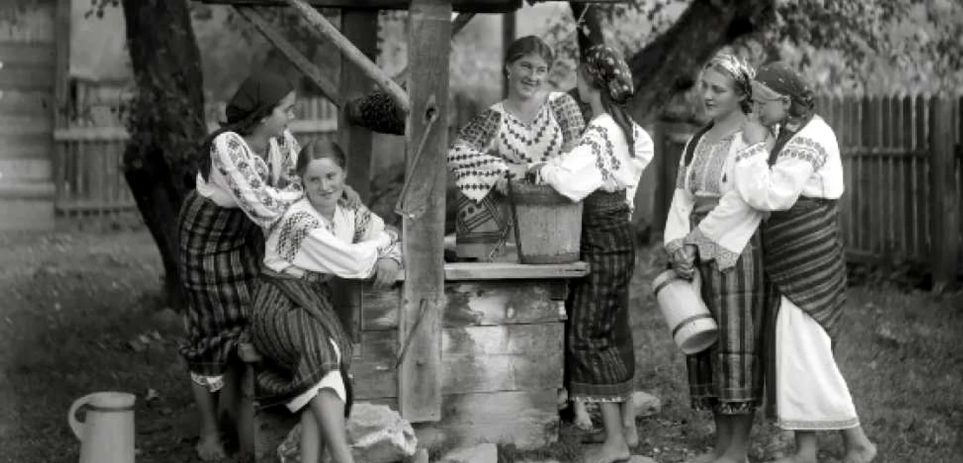Fete de pe Valea Bistriţei la început de sec. XX FOTO: A. Chevallier