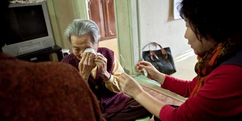 O asistentă socială îngrijeşte o bătrână ajunsă la capătul puterilor FOTO International Herald Tribune