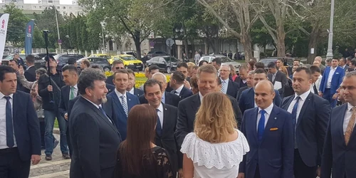 Klaus iohannis in fata teatrului national din iasi foto andreea anton