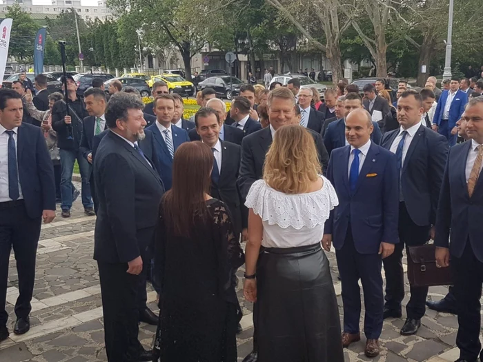 Preşedintele a mers pe jos din Piaţa Unirii până la Teatrul Naţional FOTO Andreea Anton