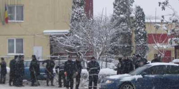 Peste 20 de pompieri s-au luptat cu nămeţii de zăpadă de pe strada Traian
