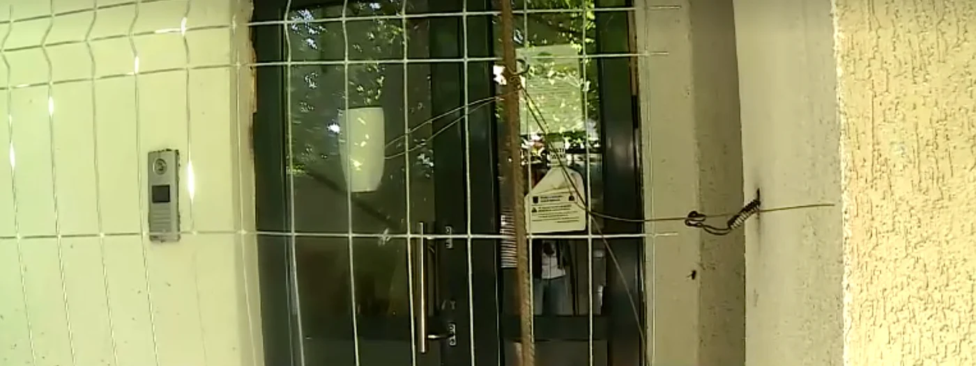 Un bărbat din Craiova a blocat accesul în bloc cu un gard/ Sursă foto: Pro Tv
