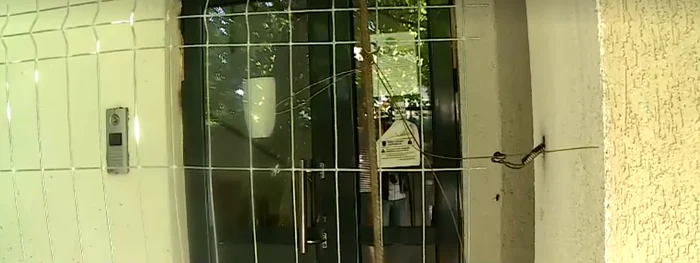 Un bărbat din Craiova a blocat accesul în bloc cu un gard/ Sursă foto: Pro Tv
