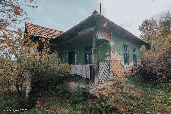 satul pustiu din padurile cincisului foto lucian ignat