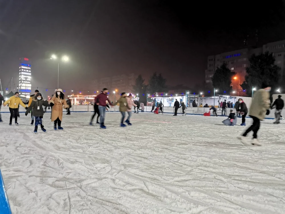 Patinoarul de la Shopping City Timişoara FOTO Both