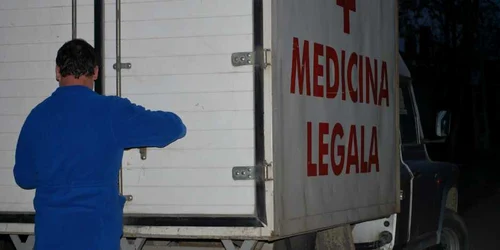 Cadavrul copilului a fost preluat de maşina Serviciului de Medicină Legală