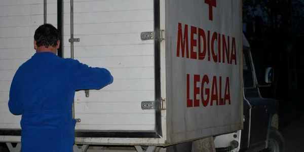 Cadavrul copilului a fost preluat de maşina Serviciului de Medicină Legală