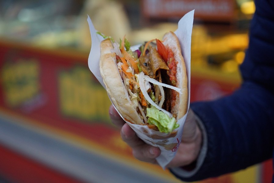Românii, cei mai mari iubitori de kebab din Europa de Sud Est. Câte porții a comandat un bucureștean anul trecut