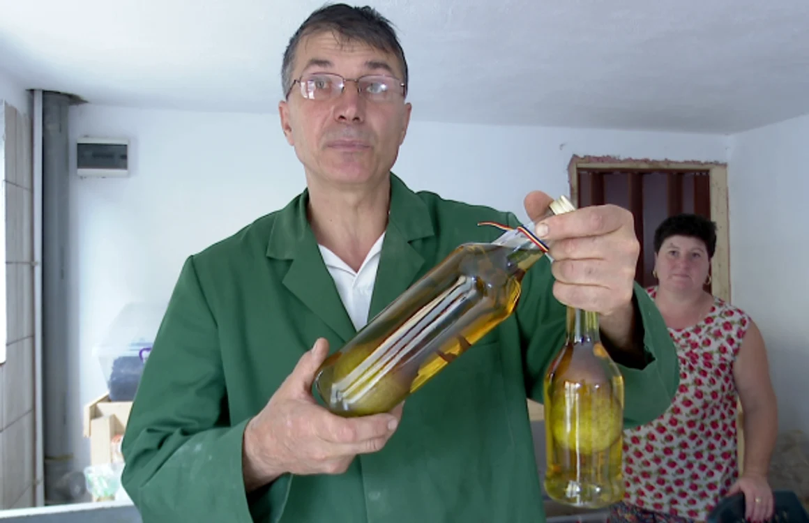 Valeriu Hagiu vinde palinca în târguri   Foto Iulian Bunilă