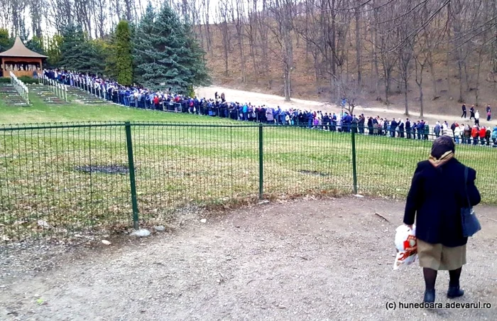 Pelerinaj la mormântul lui Arsenie Boca. FOTO: Daniel Guţă. ADEVĂRUL.