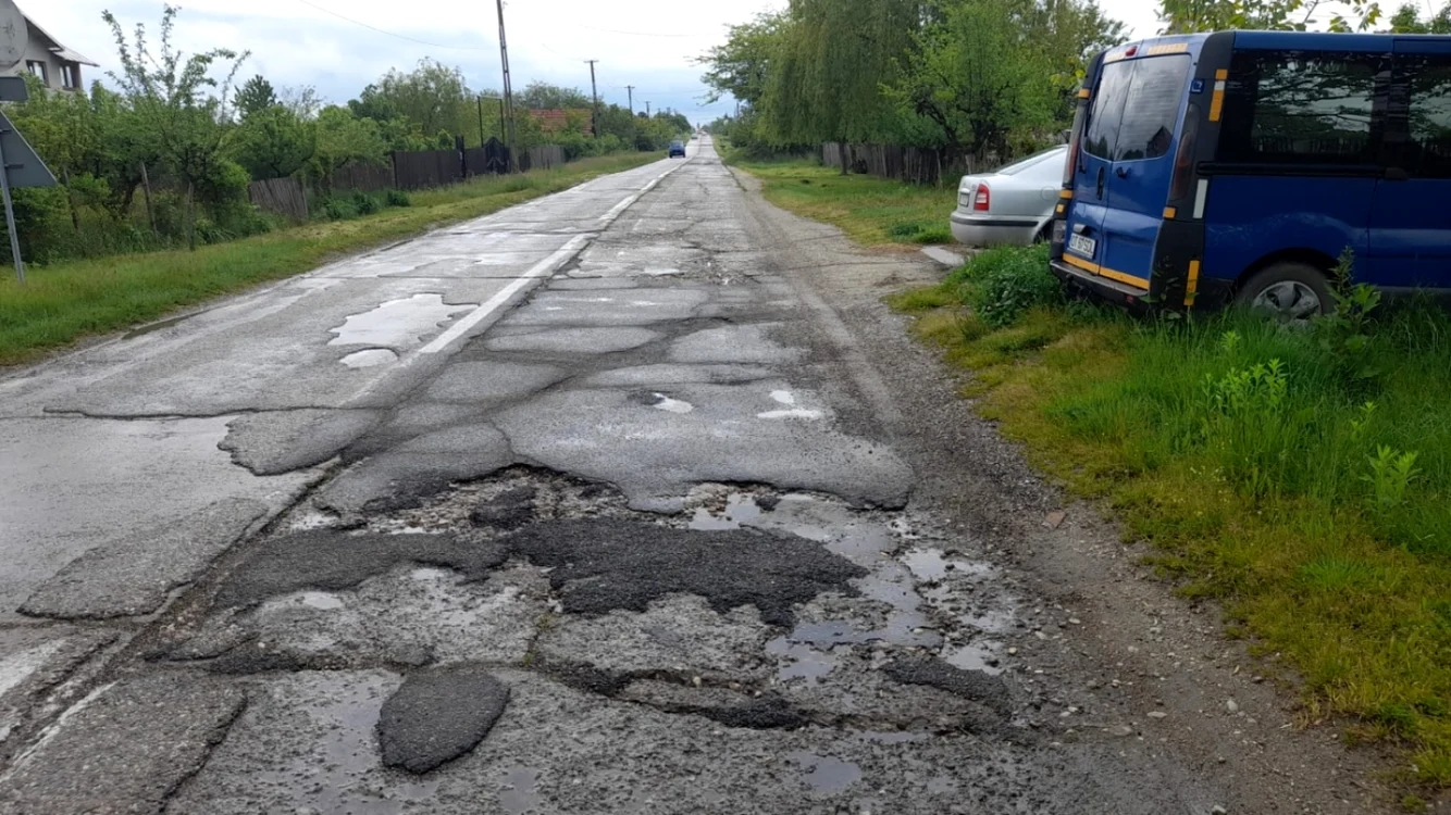 Cetăţenii din nordul judeţului Olt aşteaptă de peste 10 ani reparaţii pe DN 67 B FOTO: Adevărul/Ştefan Stroe