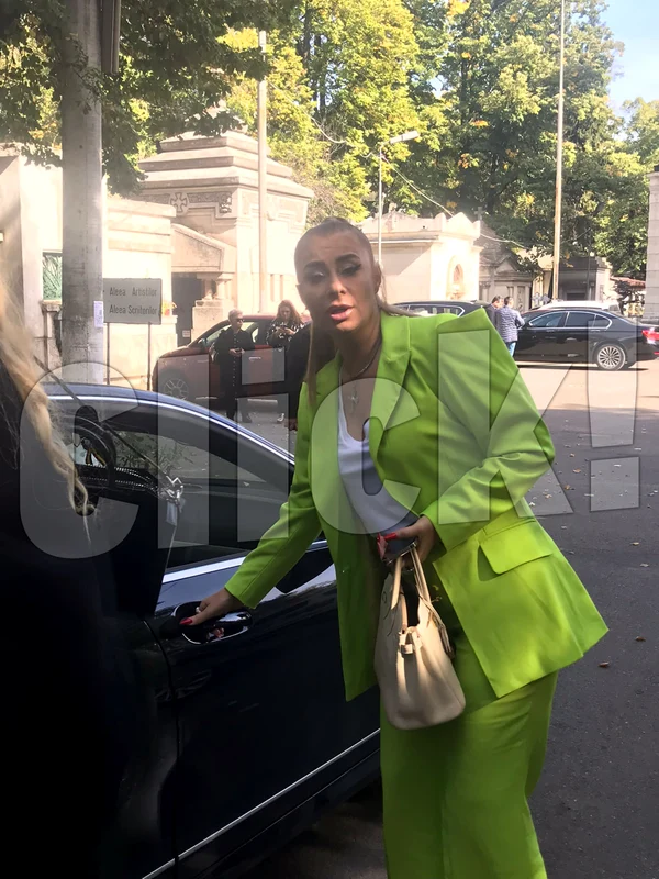 Anamaria Prodan a purtat un costum verde neon la parastas