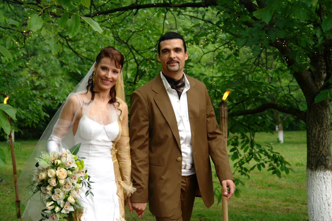 Monica Davidescu şi Aurelian Temişan, în 2006, în ziua nunţii lor