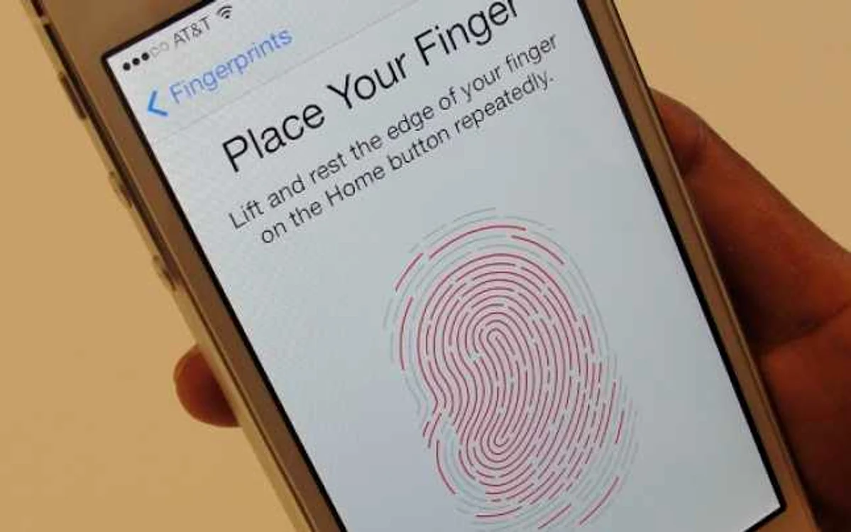 Cea mai mare noutate de pe iPhone 5s este scannerul pentru amprente. FOTO AFP