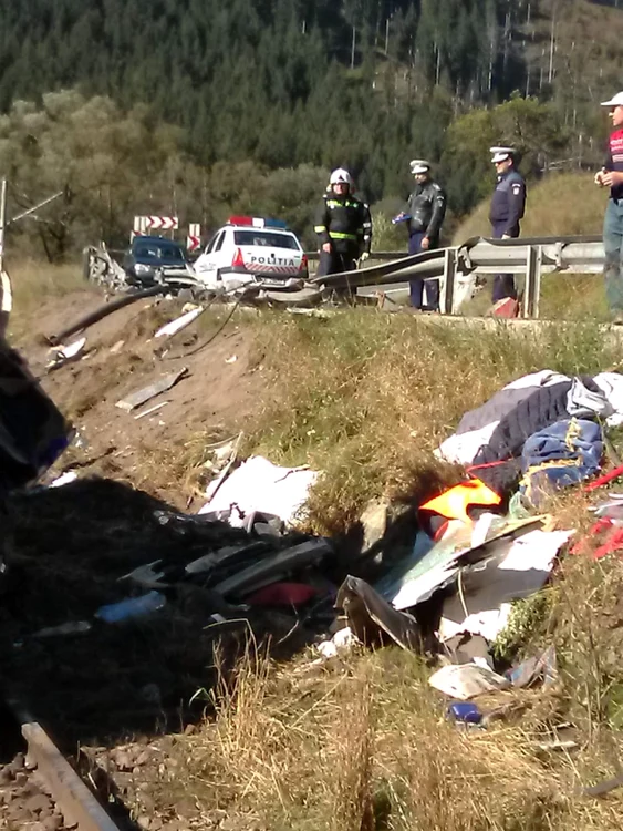 Pompierii se află la fața locului ca să evite o eventuală explozie a cleiului