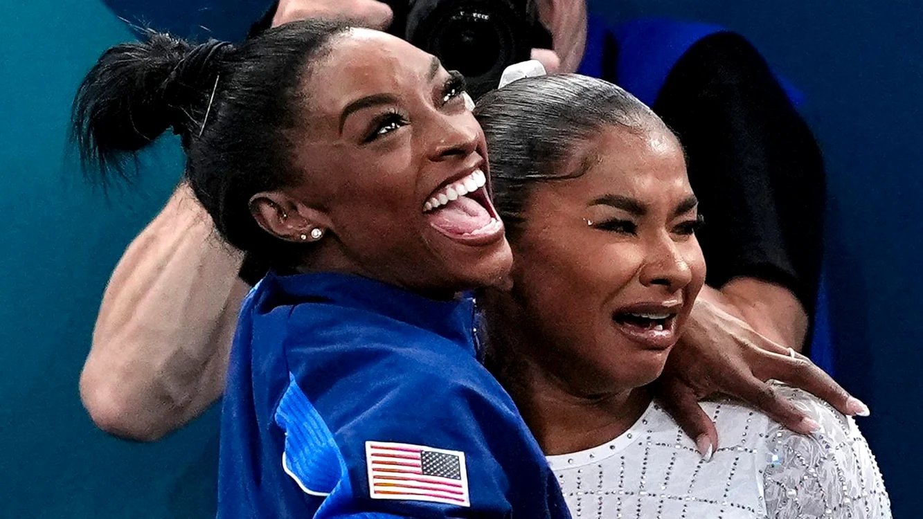 Biles (stânga) a fost lângă Jordan Chiles, când aceasta a primit nota mărită și bronzul olimpic