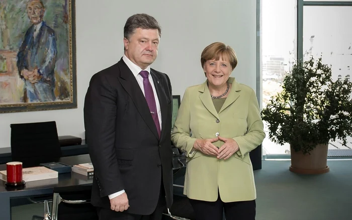 Petro Poroşenko alături de Angela Merkel. FOTO Reuters