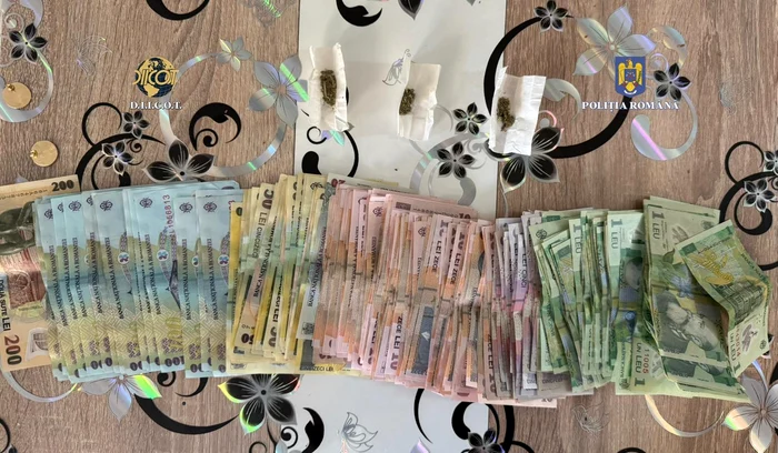 Droguri și bani găsiți în urma perchezițiilor domiciliare FOTO: DIICOT