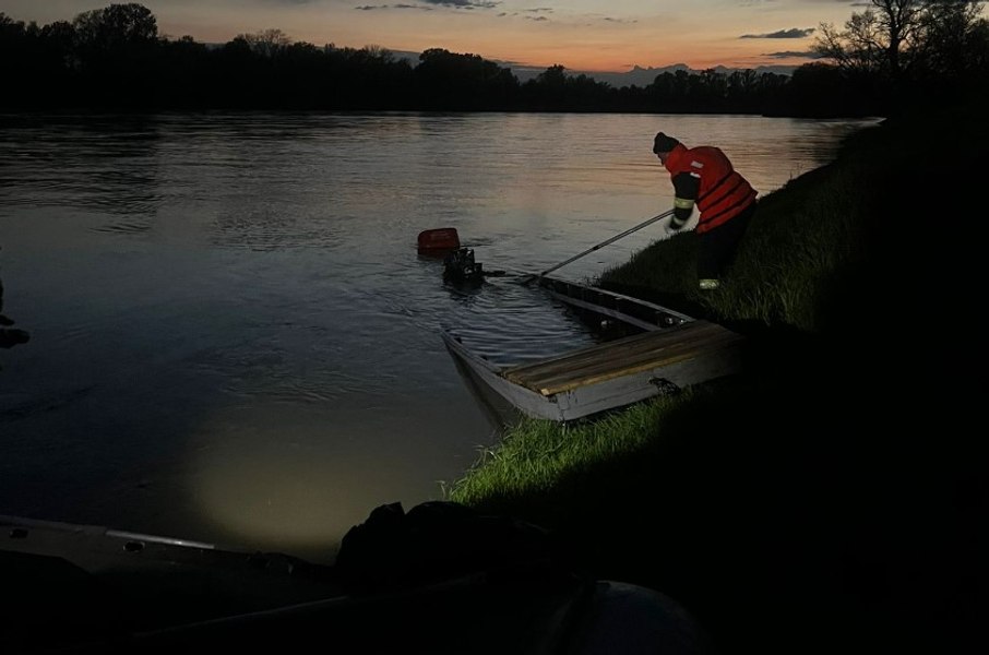 EXCLUSIV Primele imagini cu barca scufundată în râul Mureș cu 12 oameni în ea. Supraîncărcarea, cauza tragediei