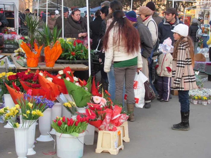 Înghesuială mare la tarabele cu flori din centrul Târgu-Mureşului