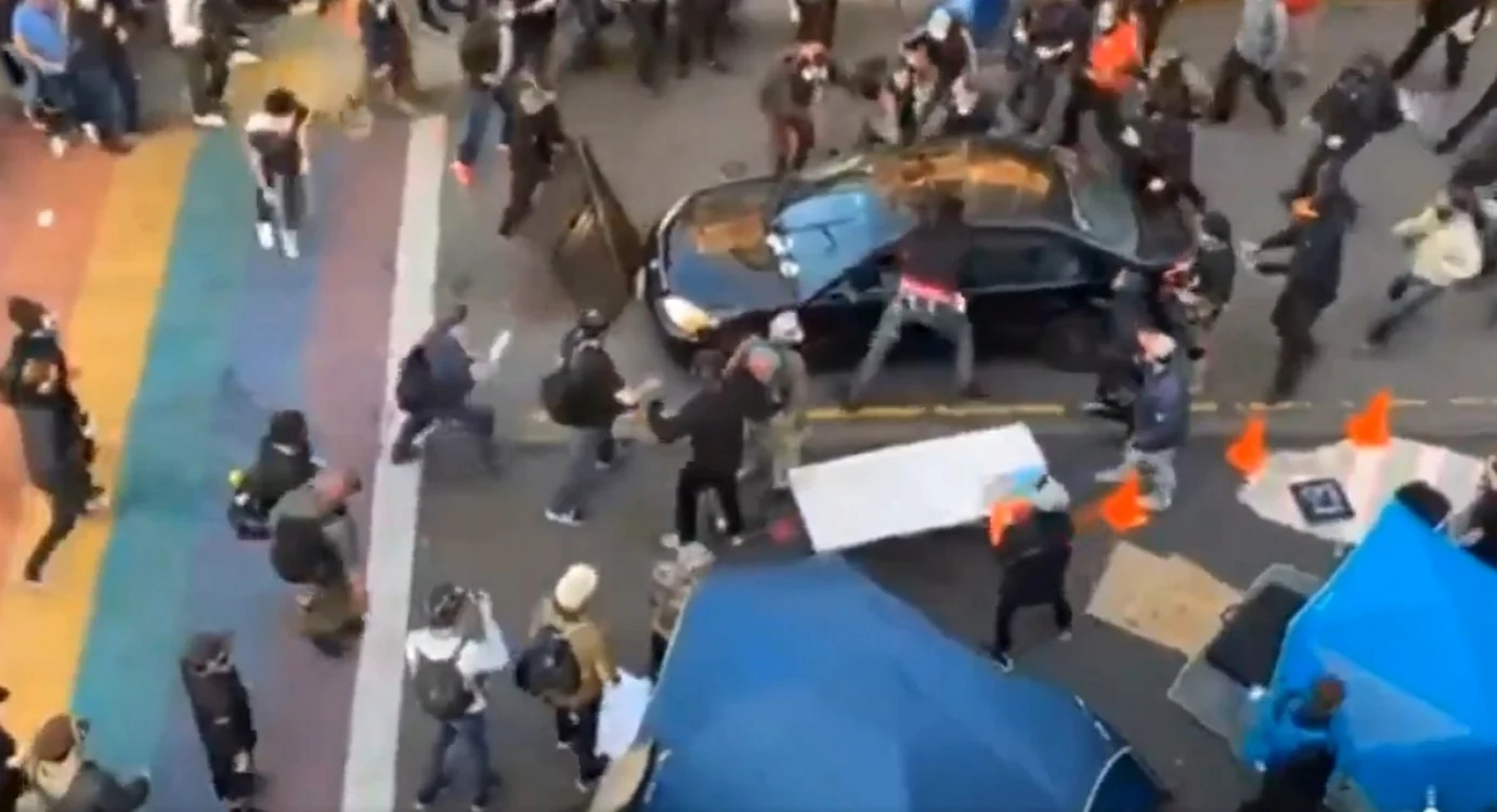 Momentul în care maşina intră în protestatari