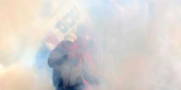 VIDEO Demonstranţii împotriva reuniunii FMI, dispersaţi cu gaze lacrimogene