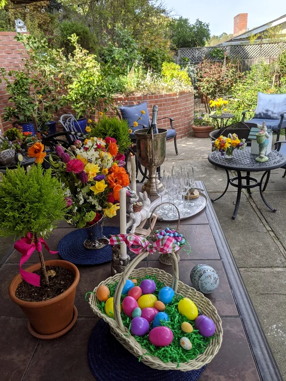 Decor exterior pentru Paște și 1 Mai valabil în tot sezonul cald Foto Flowers and grapes jpg
