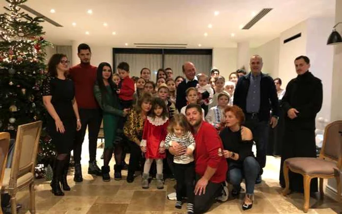 Traian Băsescu, alături de familie, în ajunul Crăciunului FOTOGRAFII: Facebook