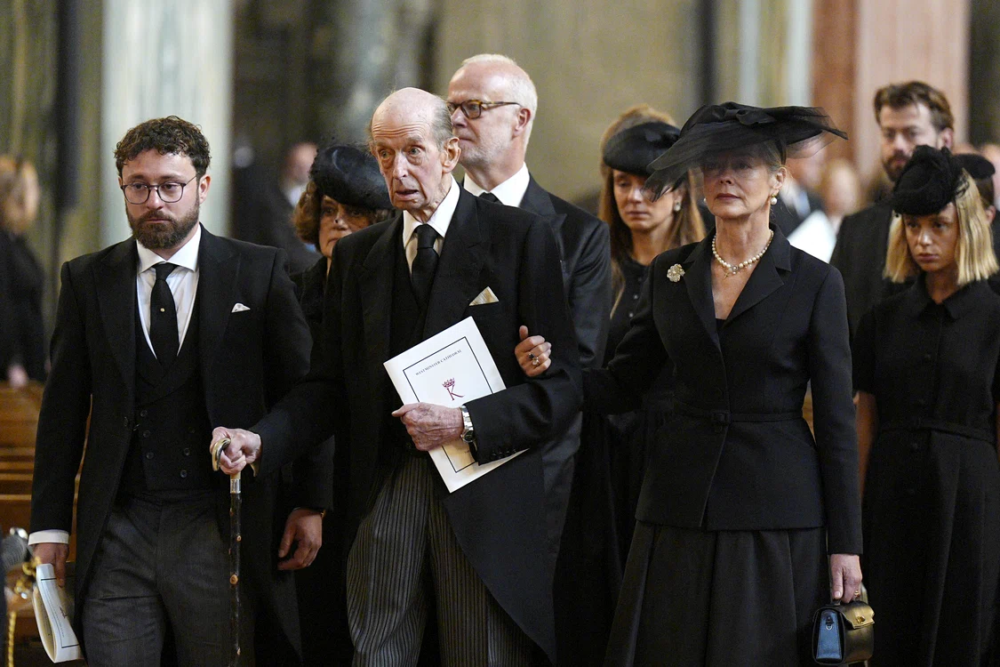 Eddy Downpatrick alias Lordul Edward Downpatrick, cu bunicul său, Ducele de Kent, Lady Helen Taylor și Lady Amelia Windsor la înmormântarea Ducesei de Kent   GettyImages 2235222649 jpg