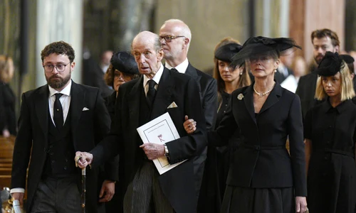 Eddy Downpatrick alias Lordul Edward Downpatrick, cu bunicul său, Ducele de Kent, Lady Helen Taylor și Lady Amelia Windsor la înmormântarea Ducesei de Kent GettyImages 2235222649 jpg