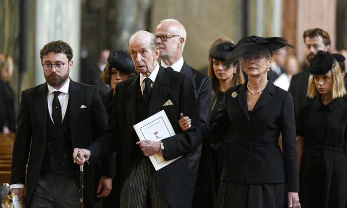 Eddy Downpatrick alias Lordul Edward Downpatrick, cu bunicul său, Ducele de Kent, Lady Helen Taylor și Lady Amelia Windsor la înmormântarea Ducesei de Kent   GettyImages 2235222649 jpg