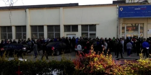 Oamenii stau cu orele la coadă pentru un bon de ordine. FOTOArhivă.