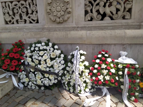 Zeci de coroane de flori au fost aduse la biserică