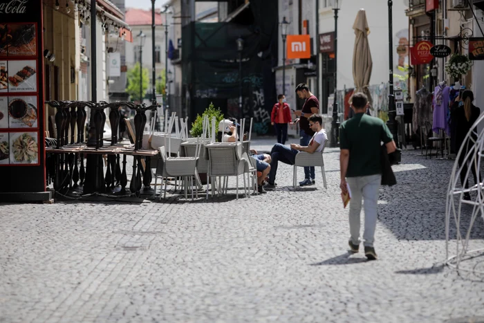 Angajați ai barurilor și restaurantelor din Centrul Vechi se pregătesc pentru redeschiderea teraselor de la 1 iunieFoto: Inquam / George Călin