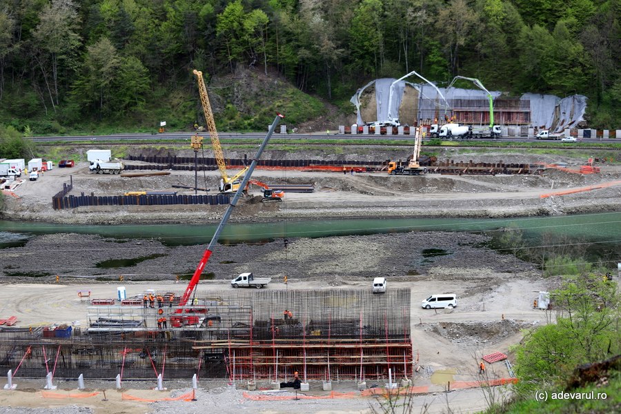 Șantierul celui mai lung tronson al Autostrăzii Sibiu - Pitești: cum se lucrează la primul ecoduct și la Tunelul Poiana