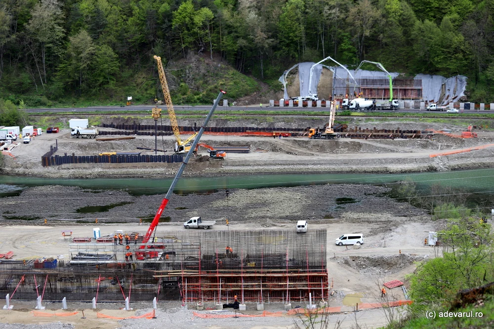Șantierul celui mai lung tronson al Autostrăzii Sibiu - Pitești: cum se lucrează la primul ecoduct și la Tunelul Poiana