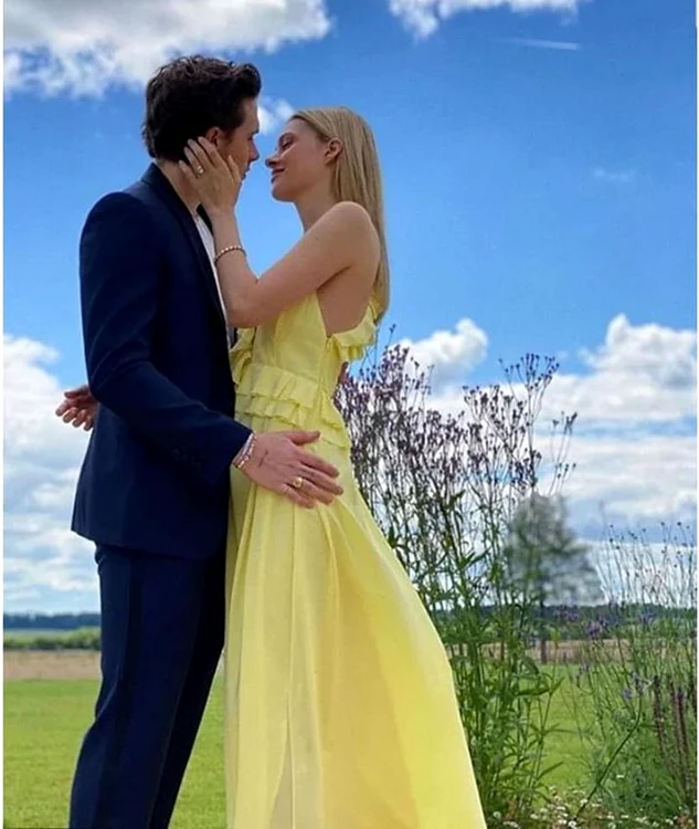 
    Fiul lui David Beckham si Nicola  